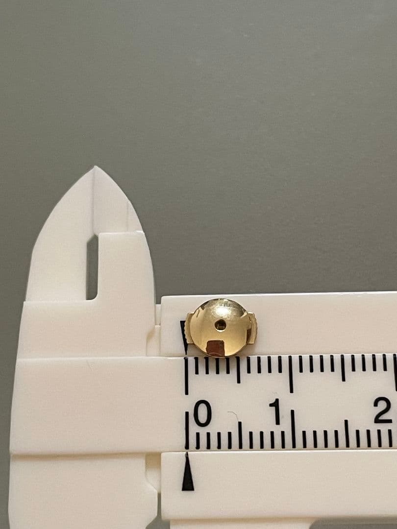 片耳　カルティエピアスキャッチのみ　イエローゴ－ルド750/18K刻印あり