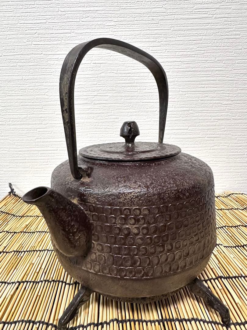 未使用品　南部藩釜師鈴木主膳堂　十代鈴木 忠兵衛(徳之助)作２２型槌目　南部鉄瓶