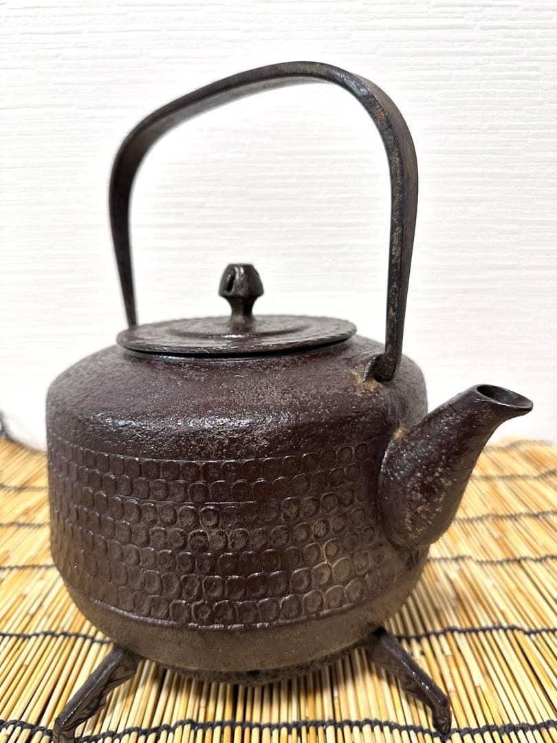 未使用品　南部藩釜師鈴木主膳堂　十代鈴木 忠兵衛(徳之助)作２２型槌目　南部鉄瓶