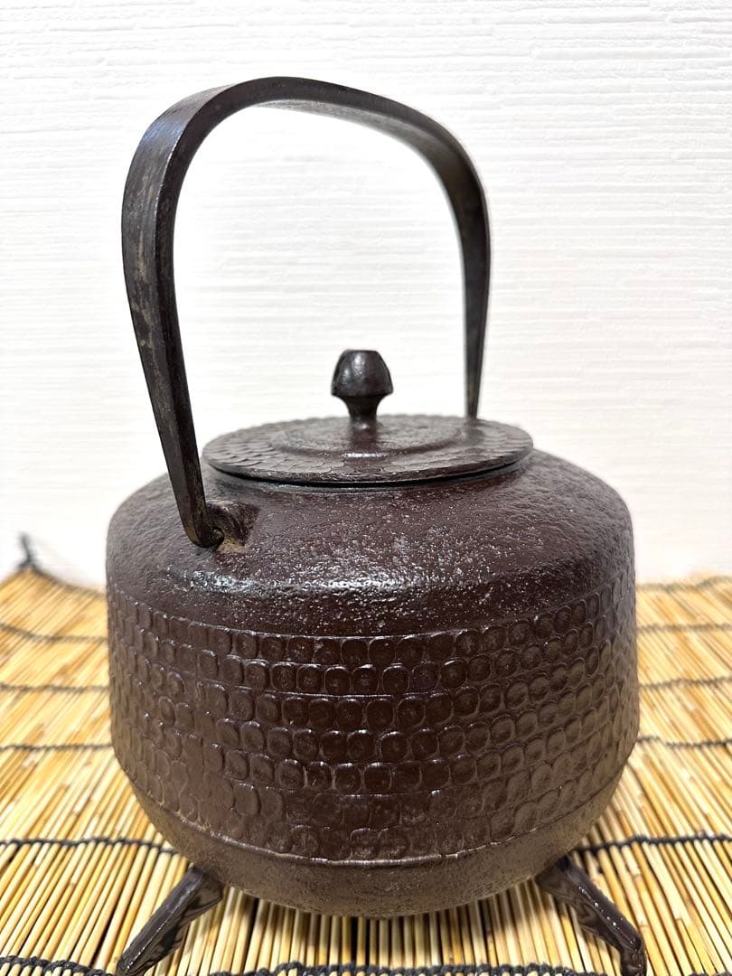 未使用品　南部藩釜師鈴木主膳堂　十代鈴木 忠兵衛(徳之助)作２２型槌目　南部鉄瓶