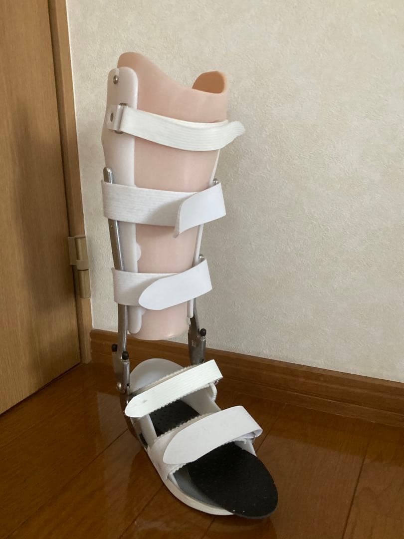 右足　装具