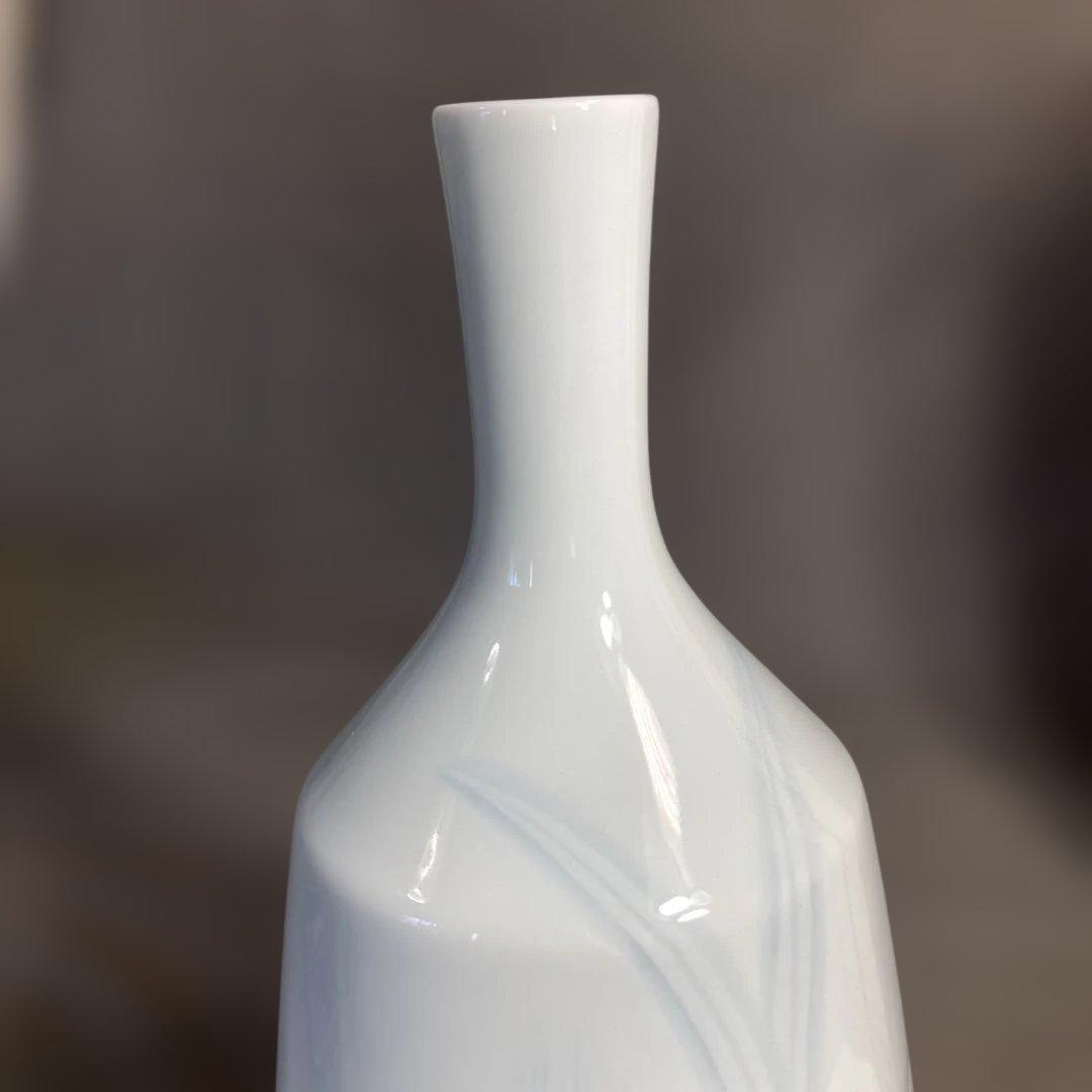 【井上萬二】白磁の伝統　日本の名窯　人間国宝　井上萬二　白磁染麦穂文　花瓶