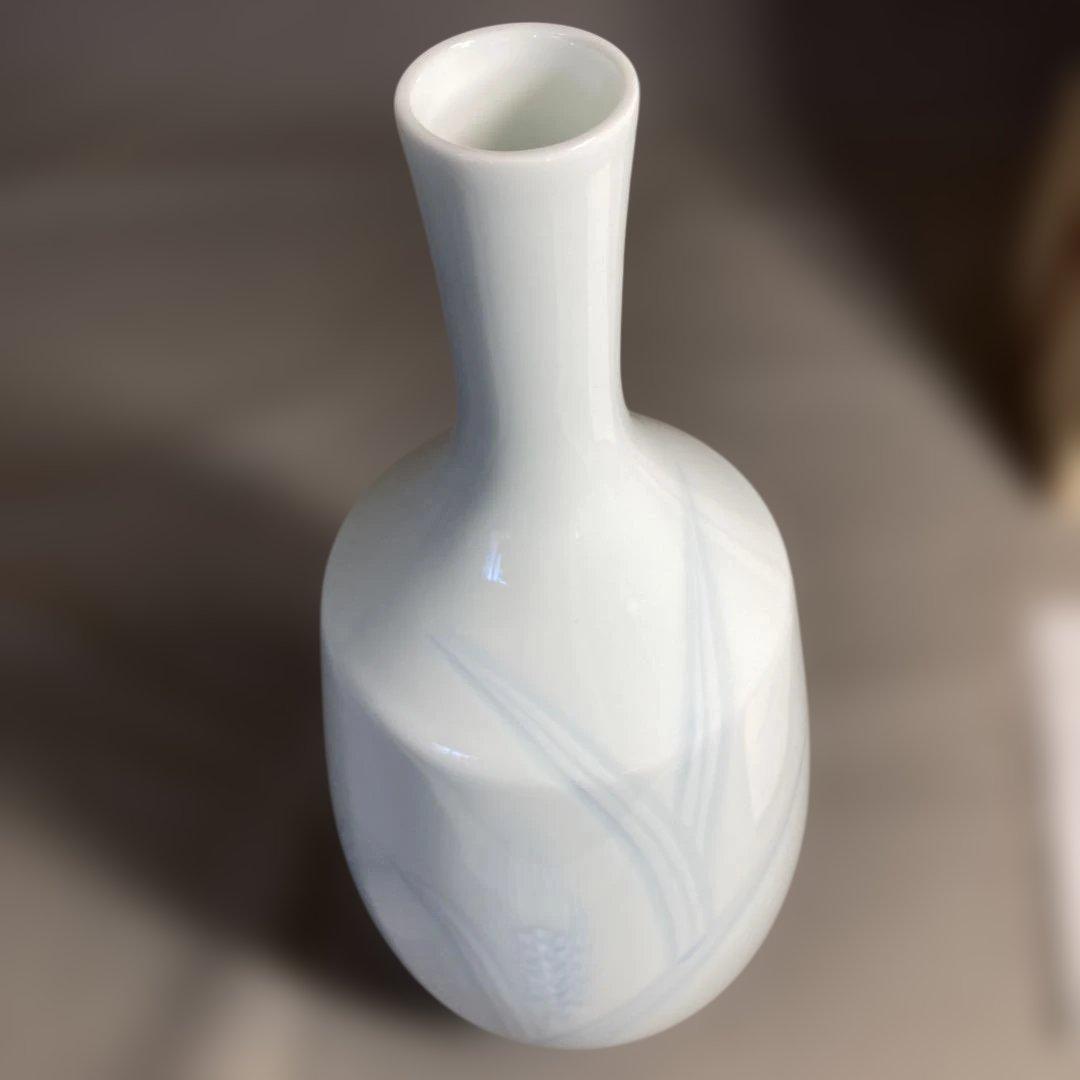 【井上萬二】白磁の伝統　日本の名窯　人間国宝　井上萬二　白磁染麦穂文　花瓶