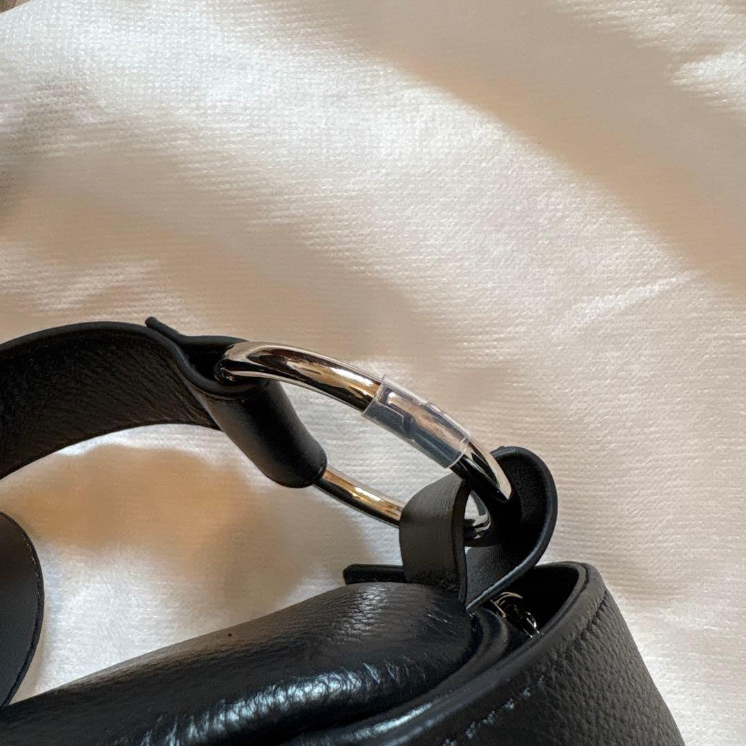 BEARDSLEYレザーボディーバッグ