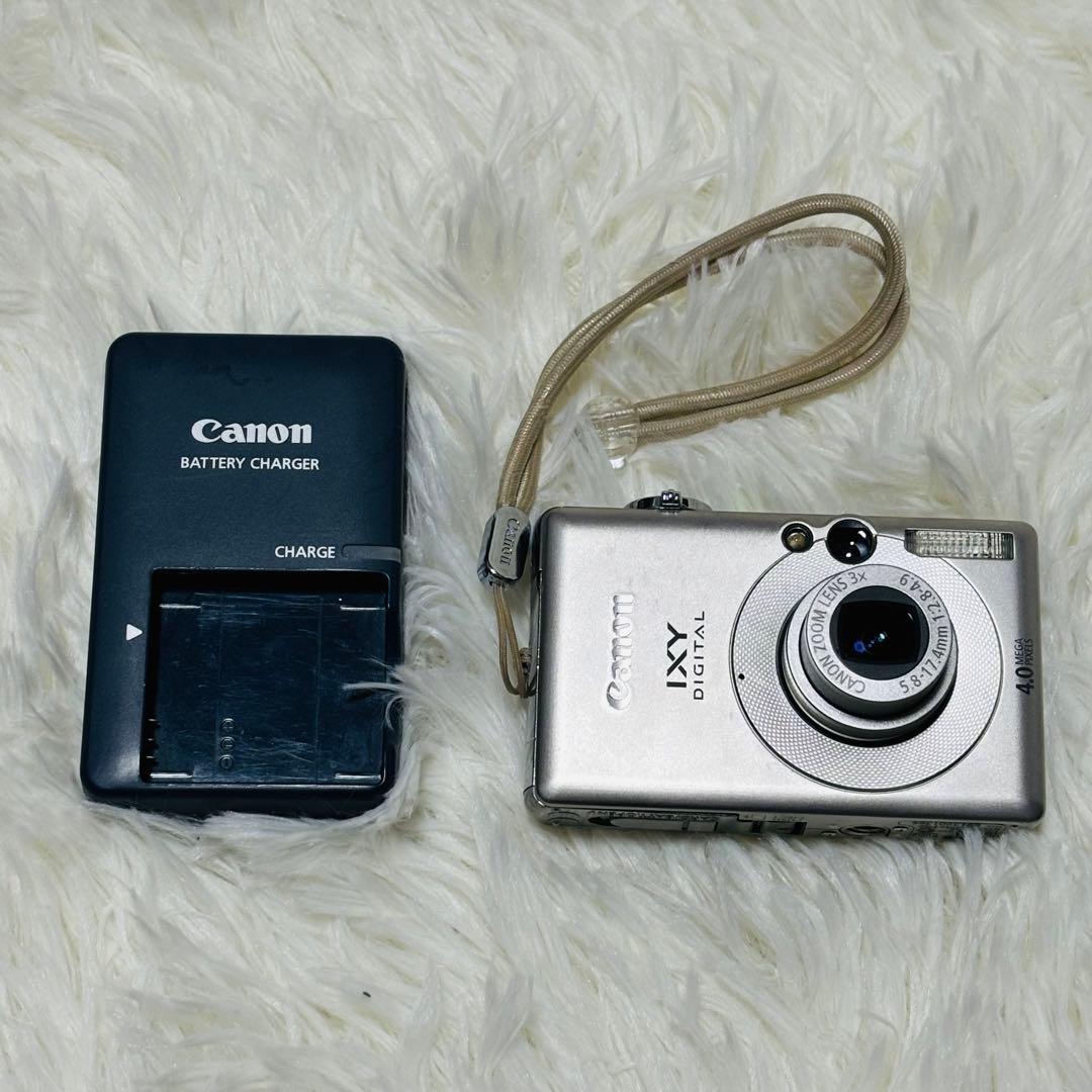 Canon IXY DIGITAL 50 本体と充電器