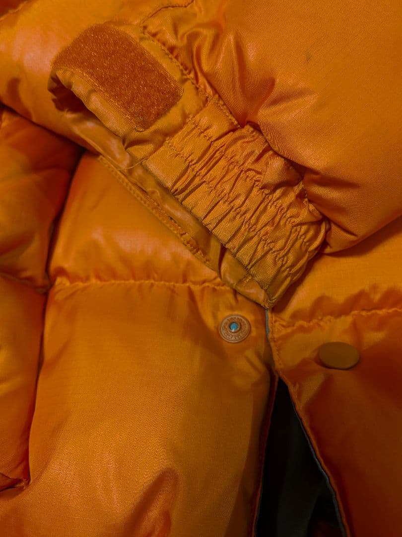 オレンジ フード付き ダウンジャケット