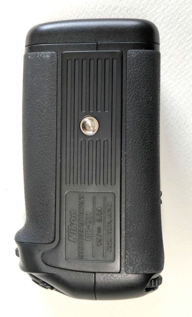 ニコンD7000ボディ 純正バッテリーグリップ(MB-D11)付き 防湿庫保管