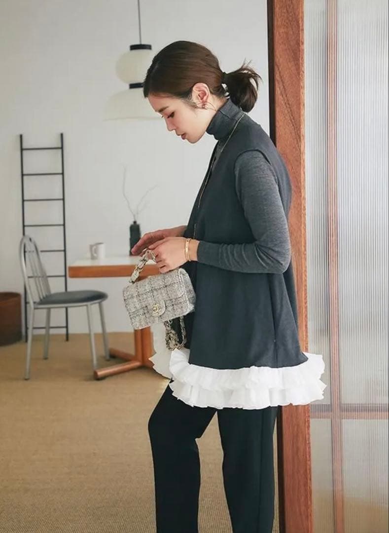 セブンテン seventen by mihokawahitoフリルトリムトップス