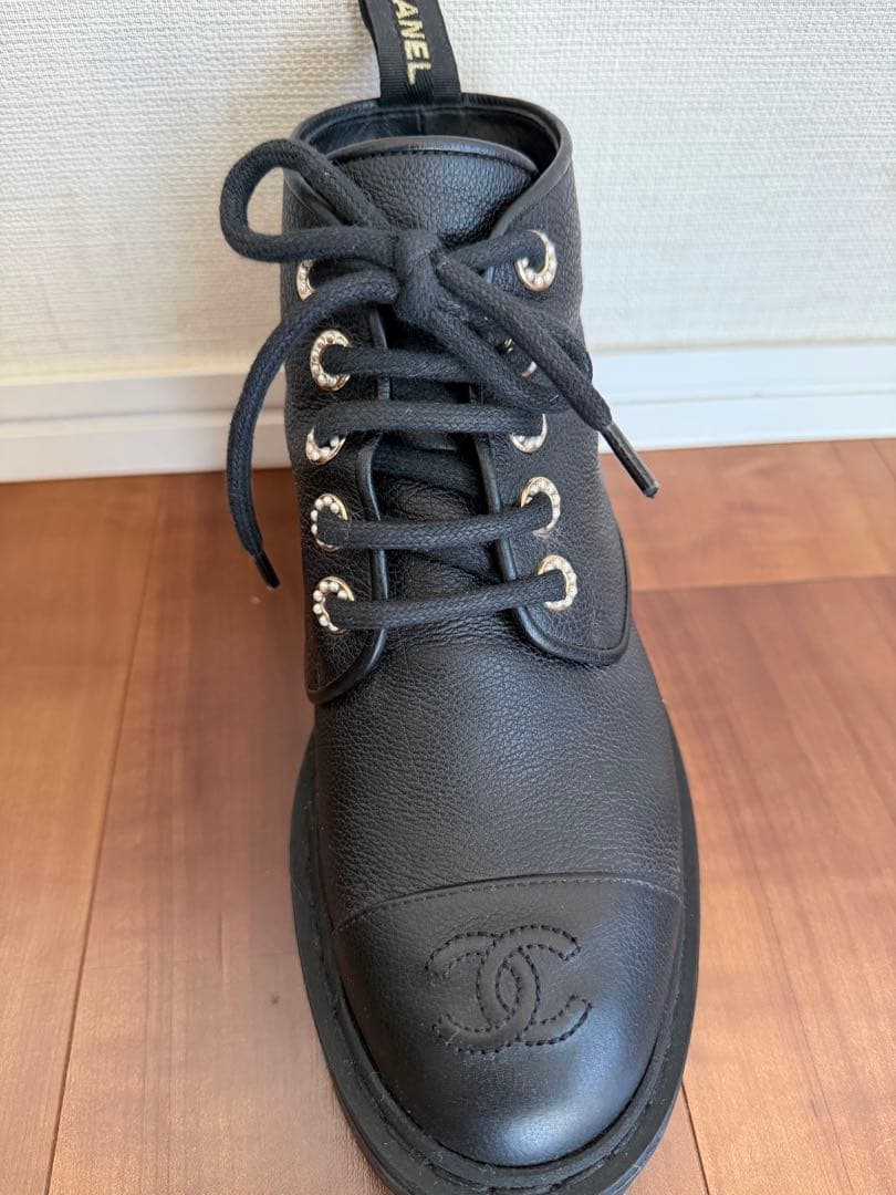 シャネルショートブーツ編み上げレザーパールブラック