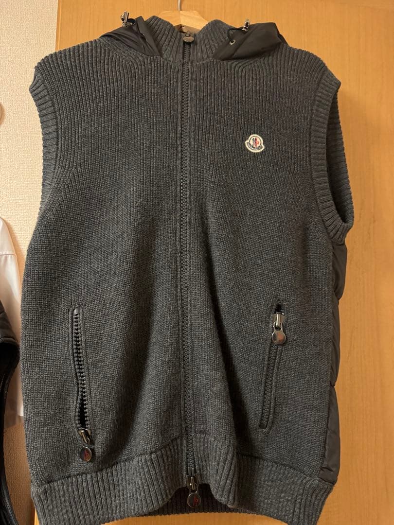 MONCLER フード付きダウンベスト グレー