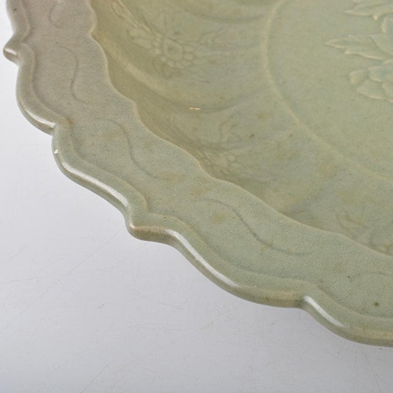 中国　龍泉窯　青磁　陽刻　花文　輪花皿　大皿　直径約38cm　V　R7105B