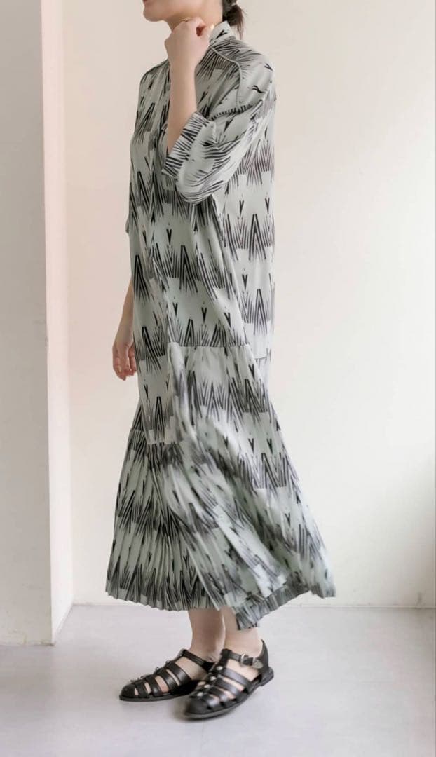 【美品】イアパピヨネ 七分袖アンダープリーツ柄プリントワンピース