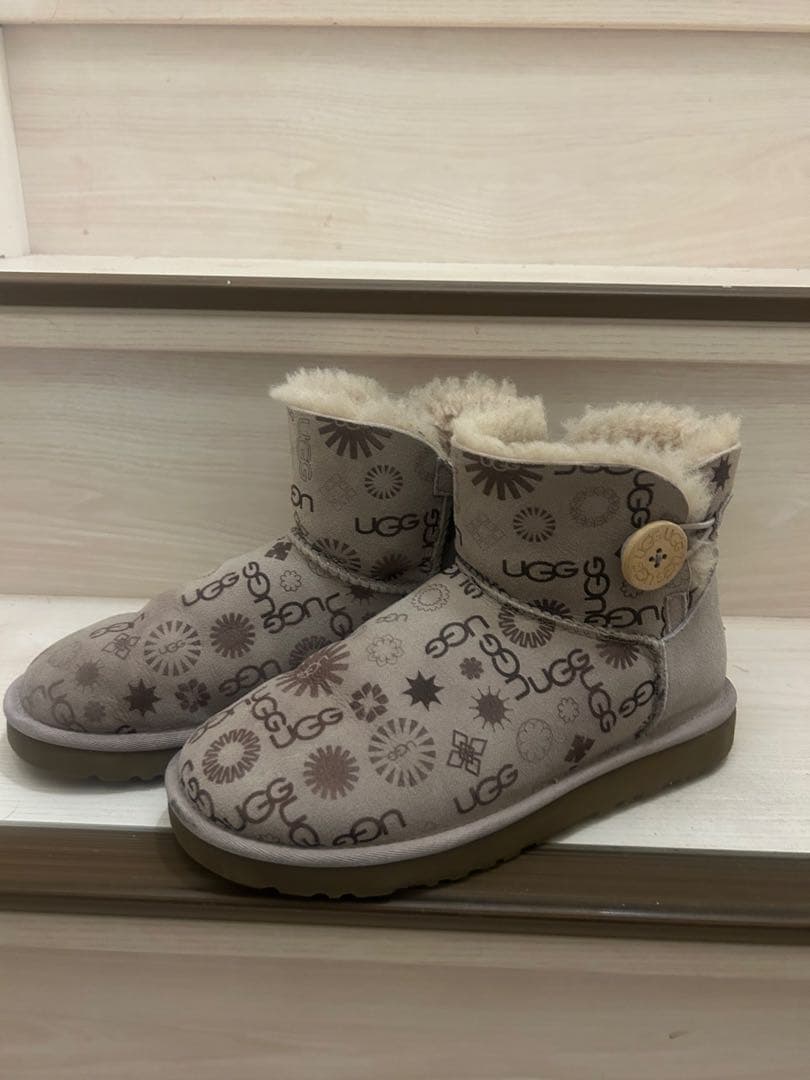 UGG グレー模様入り　ムートンブーツ　24センチ　ロゴ　美品