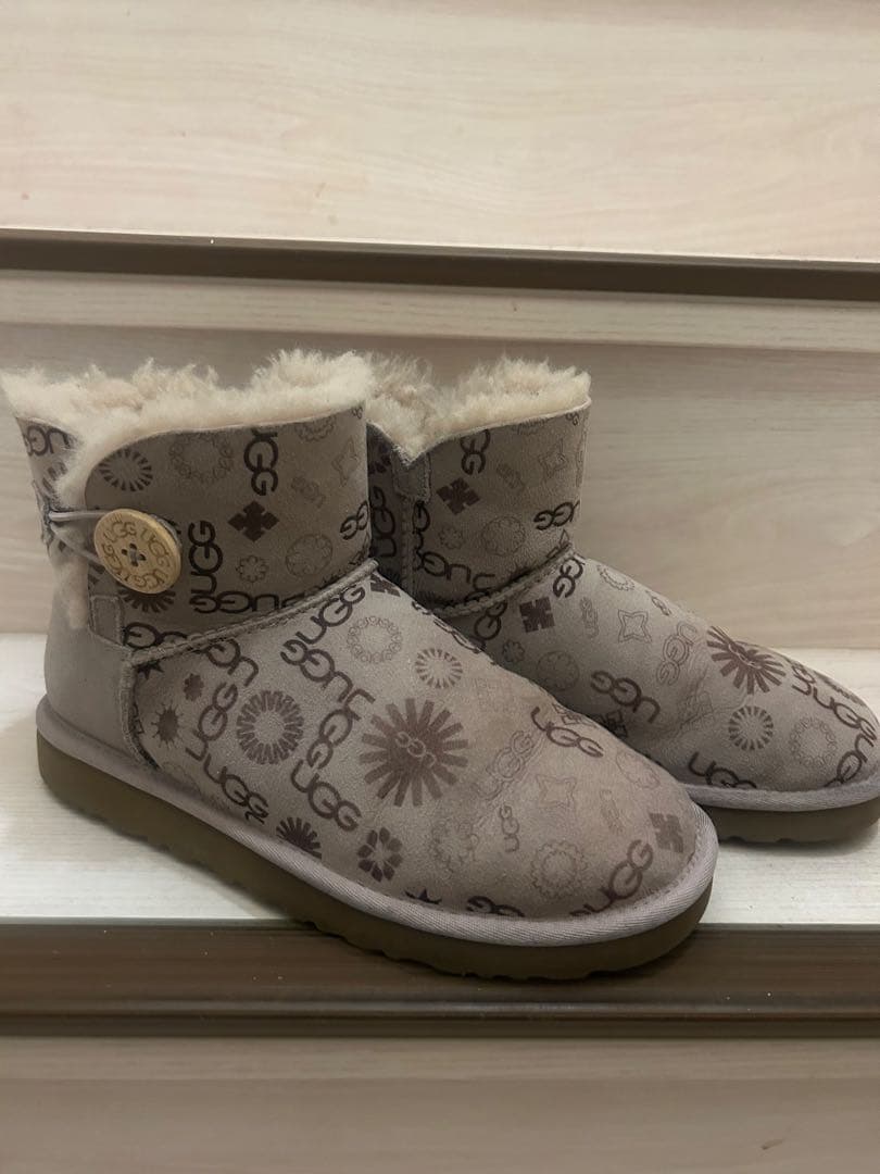 UGG グレー模様入り　ムートンブーツ　24センチ　ロゴ　美品