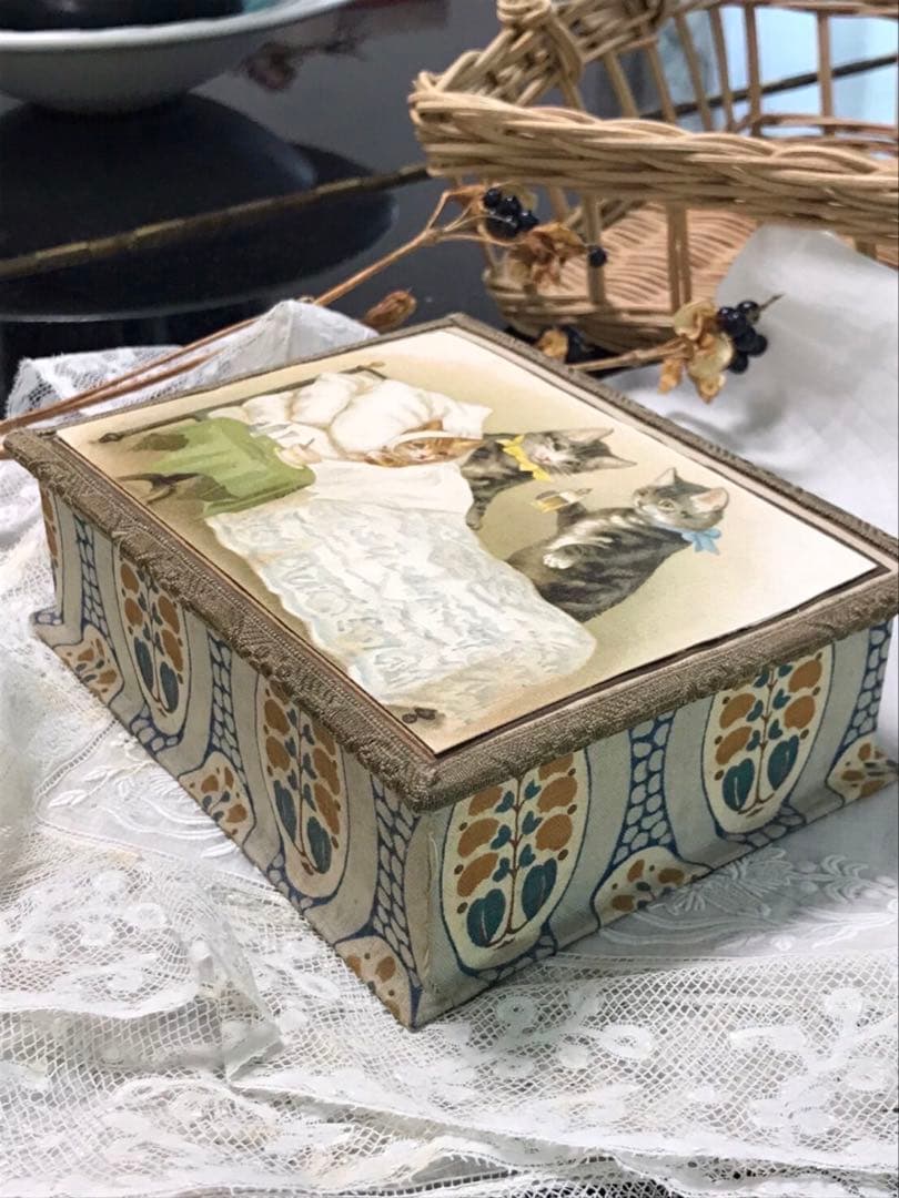 フランスアンティーク　愛らしい猫さんたちのbox