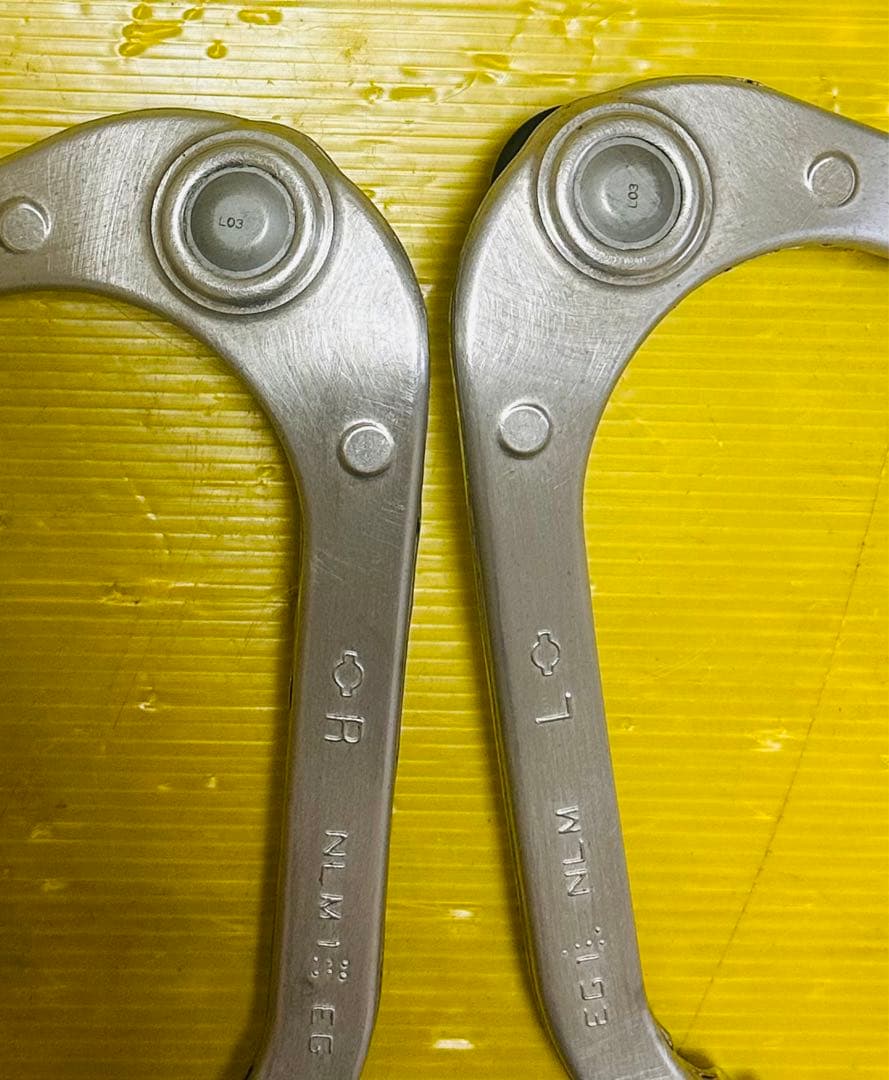 V36 y51 y50 Z34 セダン アッパーアーム 純正