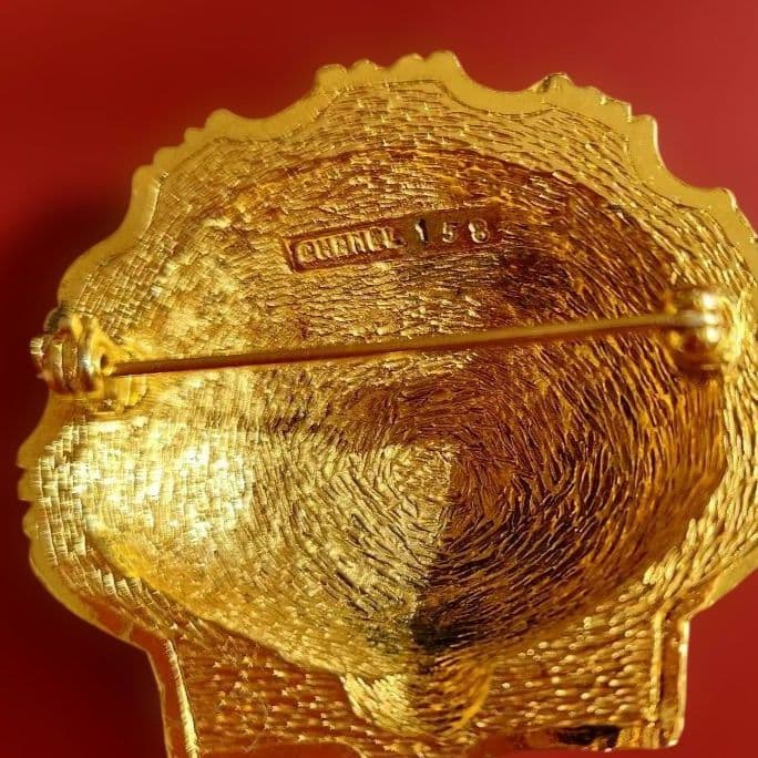 ヴィンテージCHANEL(シヤネル)貝殻デザイン ブローチ 　パール付き