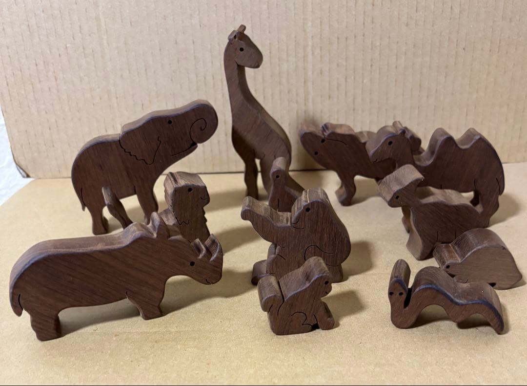 アフリカ大陸　壁掛け　動物12匹　木製パズル　29✖️25 ✖️2、2