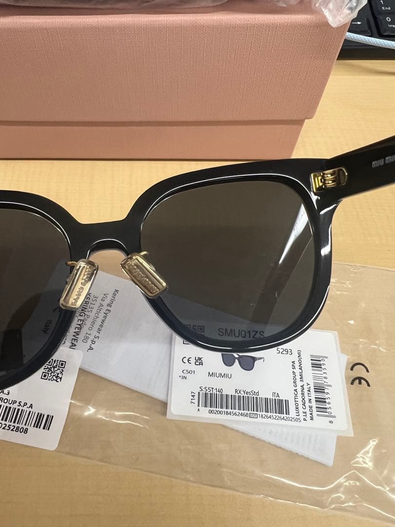 ほぼ新品　Miu Miu ブラック サングラス ケース付き