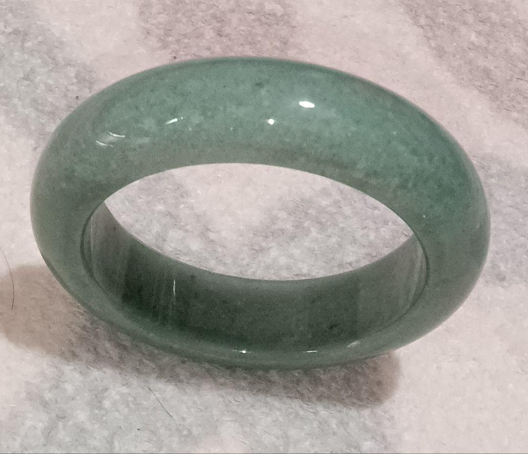 翡翠 緑色のバングル ケース付 中古