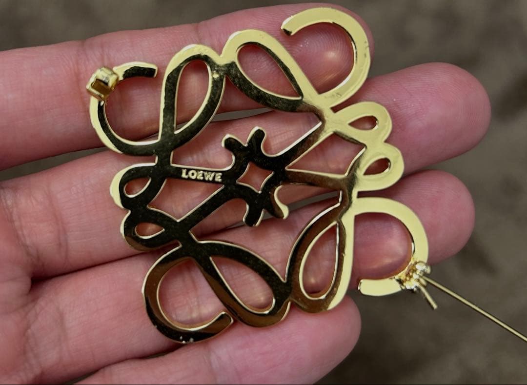 ！ロエベ/LOEWE ブローチ(ゴールド)
