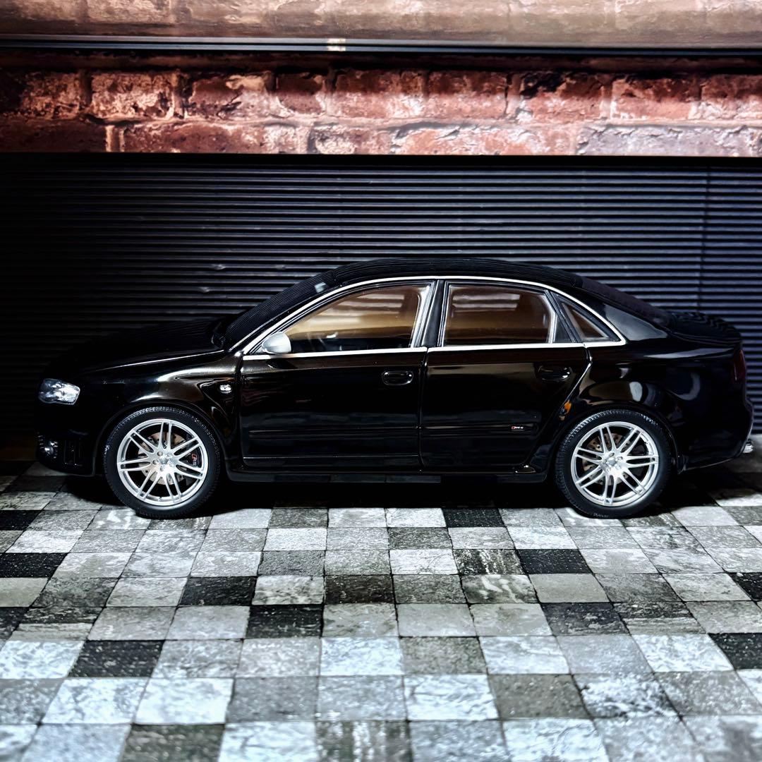 ディーラー特注 1/18 ミニチャンプス アウディ RS4 (B7)