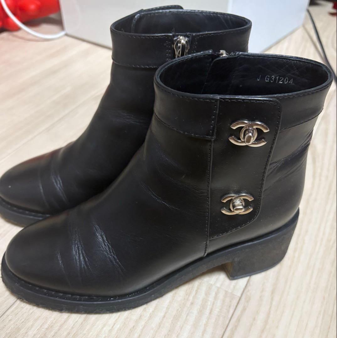 CHANEL 黒 レザーブーツ ジッパー付き