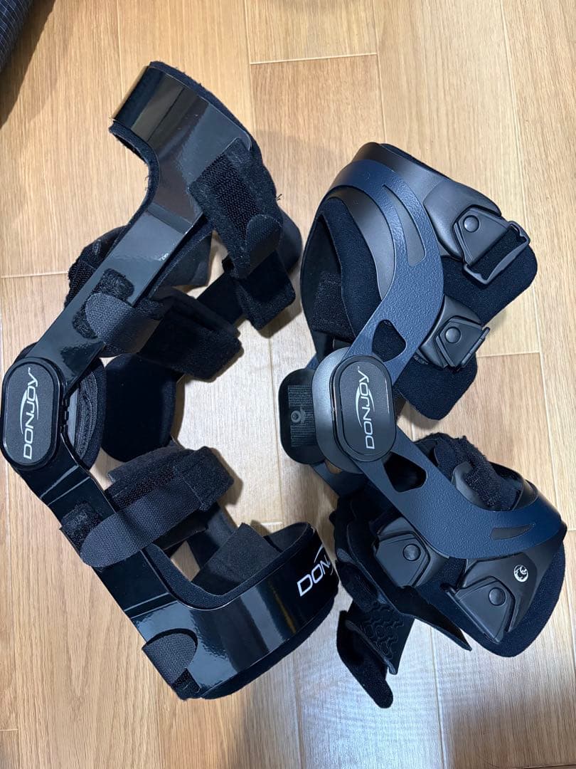 ドンジョイ 左膝·右膝 その他装具2つ