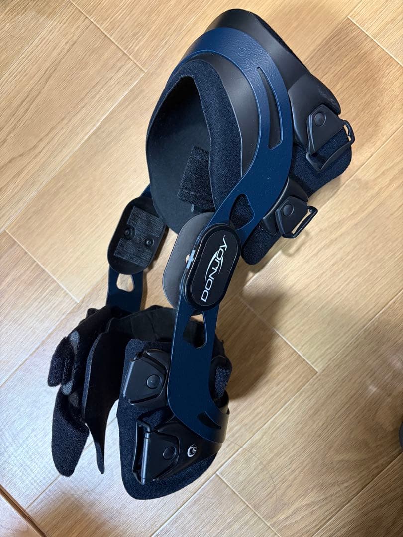 ドンジョイ 左膝·右膝 その他装具2つ