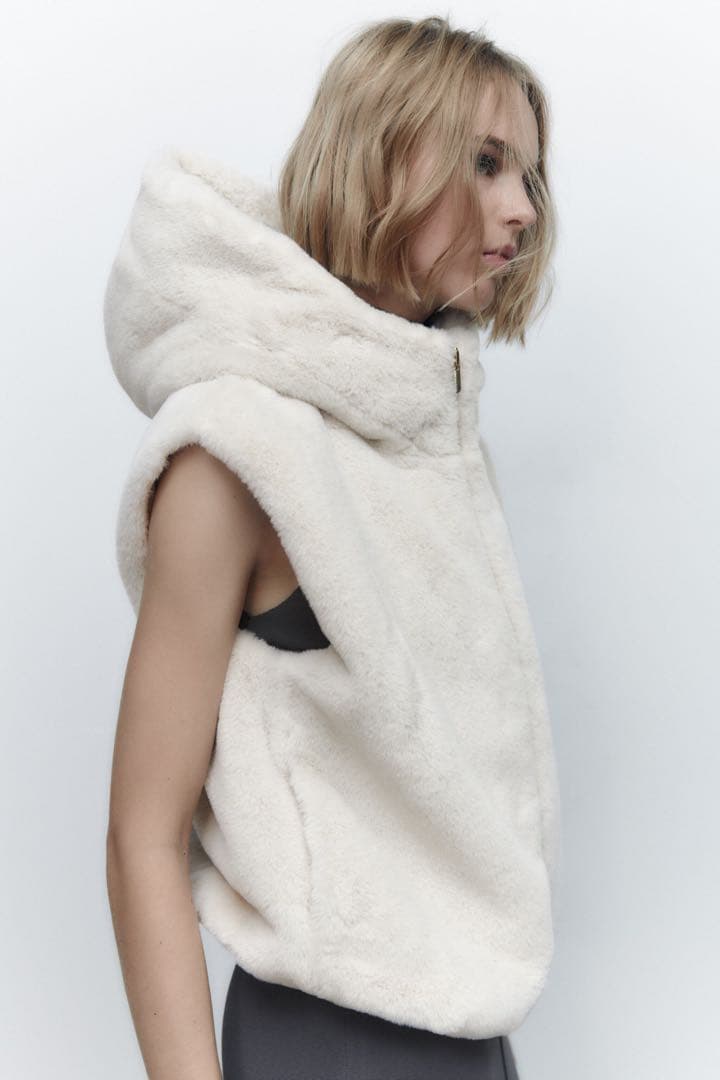 新品 ZARA フード付きフェイクファーベスト Sサイズ