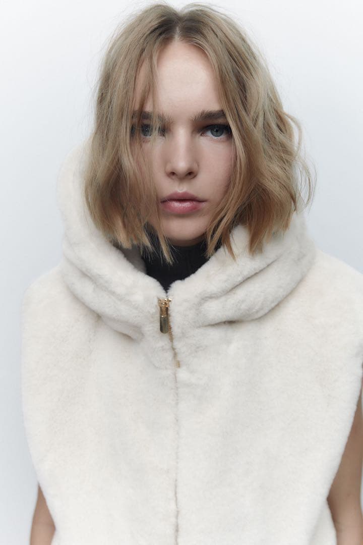 新品 ZARA フード付きフェイクファーベスト Sサイズ