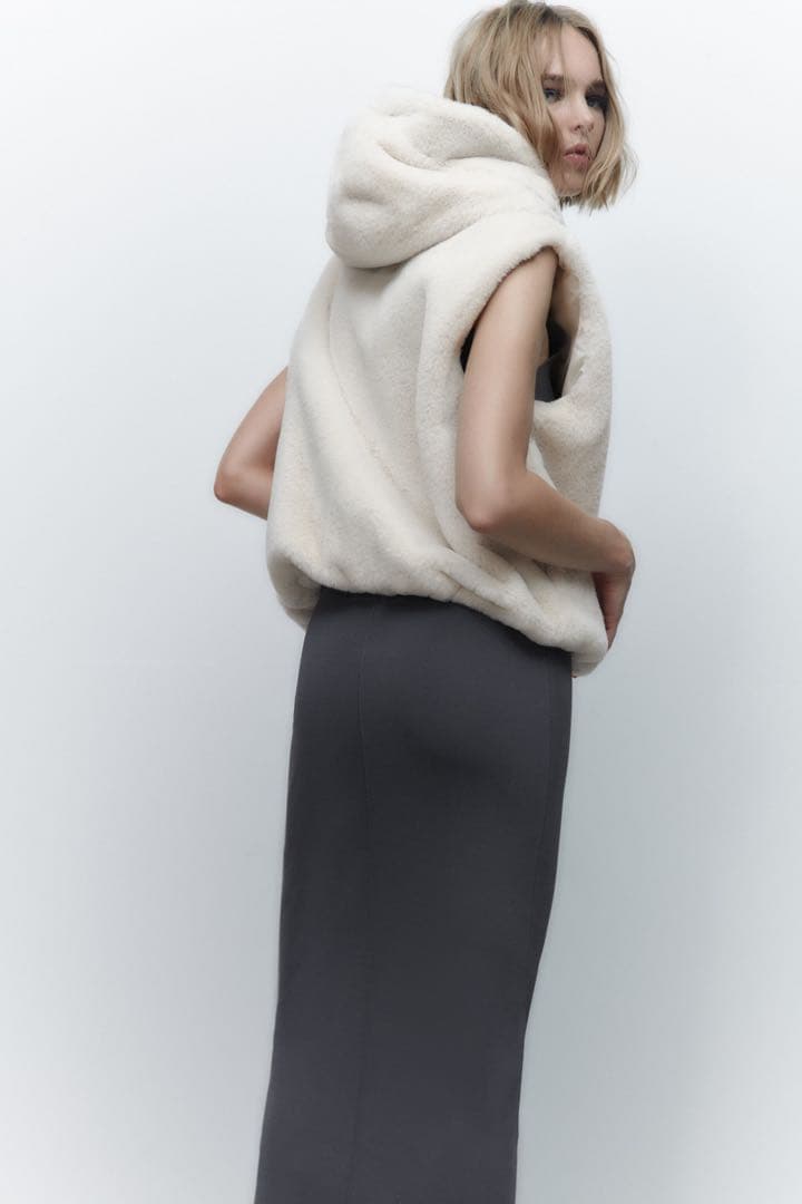新品 ZARA フード付きフェイクファーベスト Sサイズ