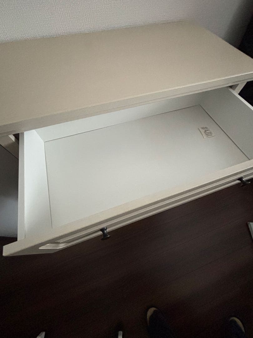 クリーム色の木製チェスト 4段