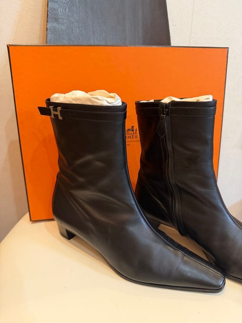 エルメス・黒 レザー ショートブーツ 中ヒール
