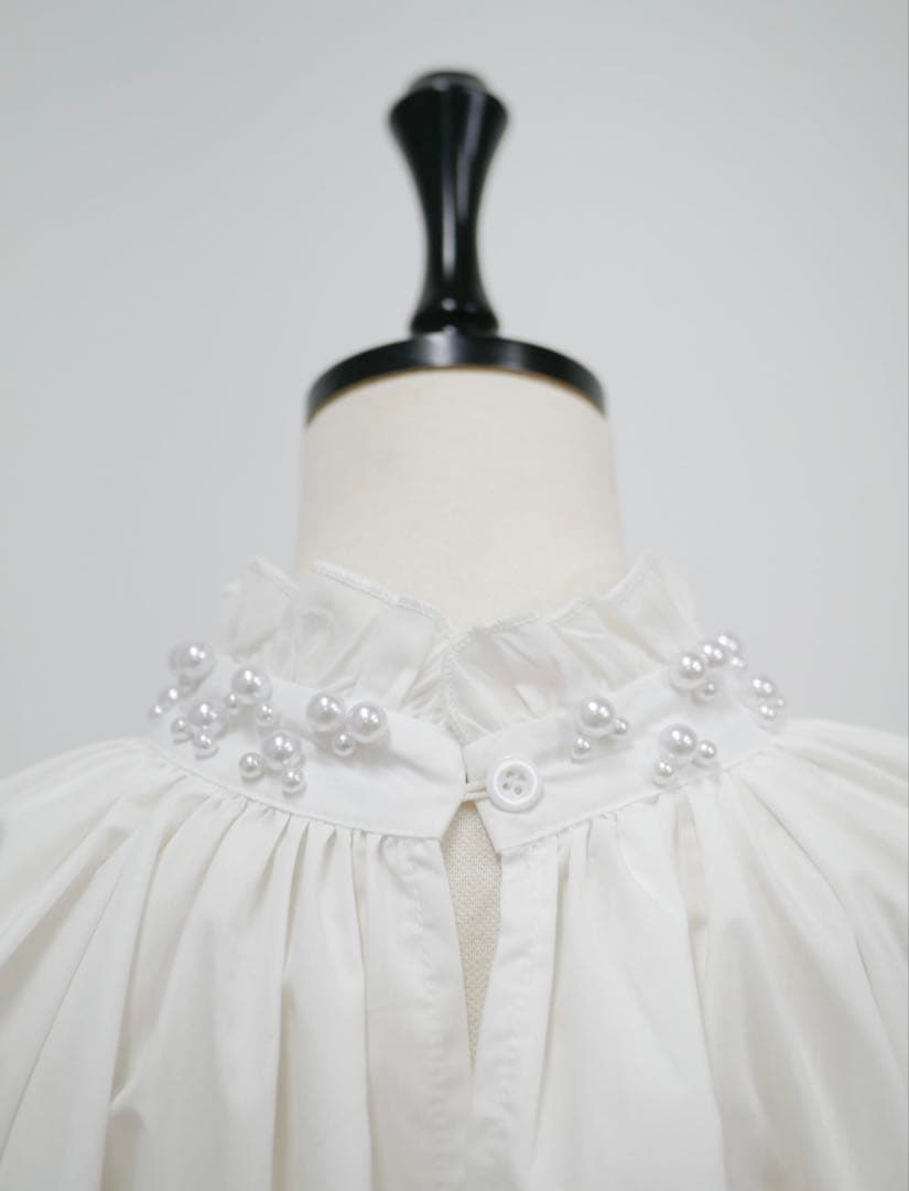 【Parum】2点おまとめ買いネックパールデザインフリルブラウス　ホワイト