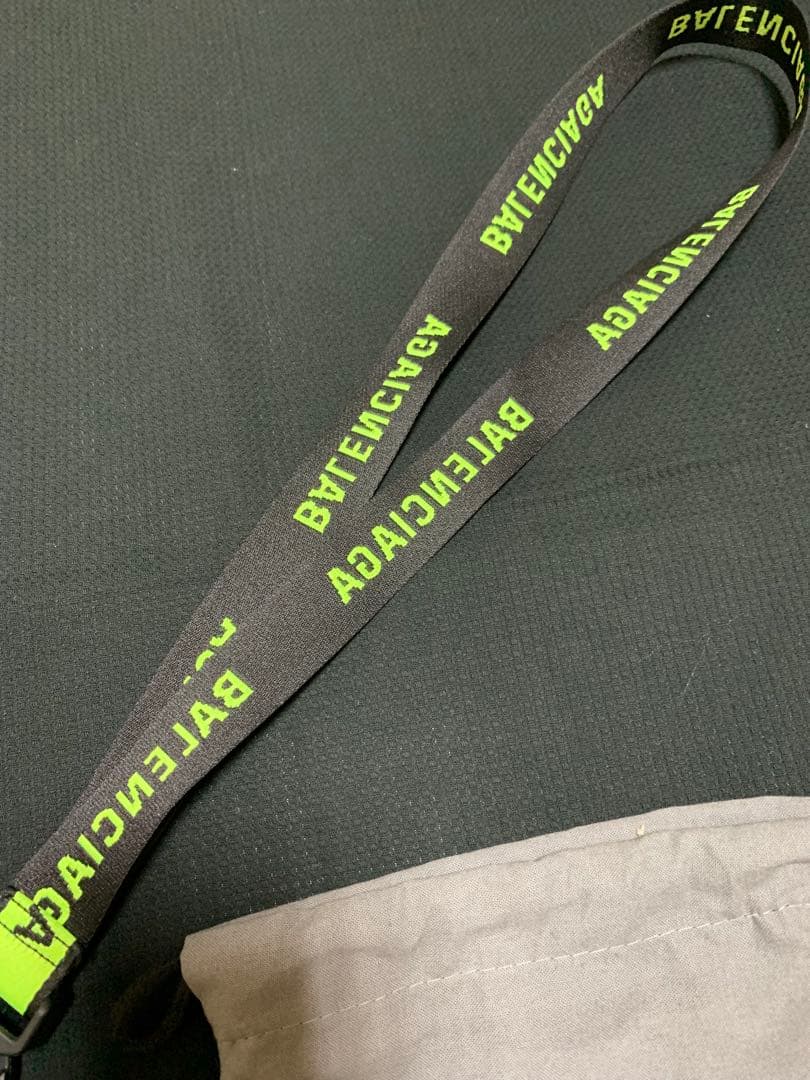 バレンシアガ ネックストラップ 蛍光イエロー