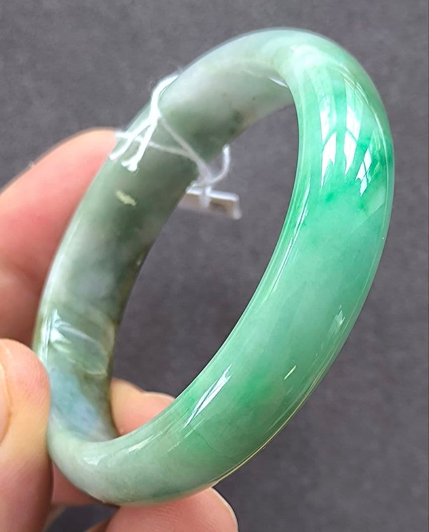 【日本鑑別書付】ミャンマー産本翡翠の貴妃バングル(内径54×49ミリ弱)5262