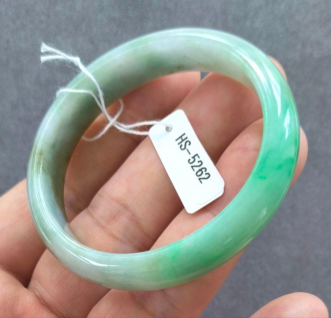 【日本鑑別書付】ミャンマー産本翡翠の貴妃バングル(内径54×49ミリ弱)5262