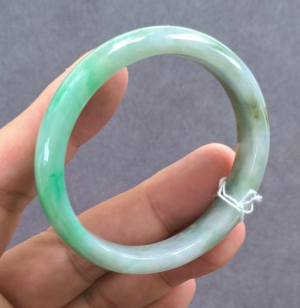【日本鑑別書付】ミャンマー産本翡翠の貴妃バングル(内径54×49ミリ弱)5262