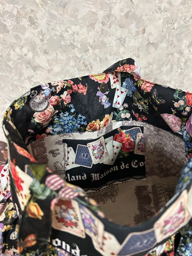 なん　ジョリーフルール フリルバッグ　Aliceパーティー柄ブラック