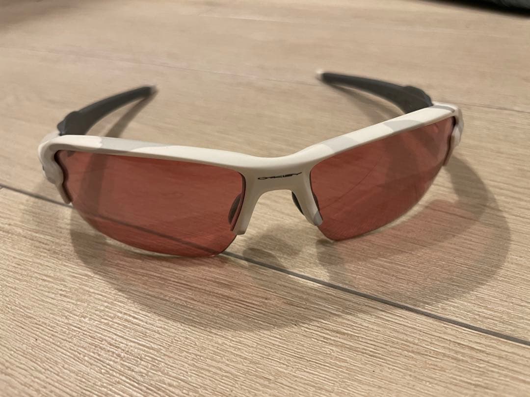 オークリーゴルフ用ホワイト/レッド偏光サングラス