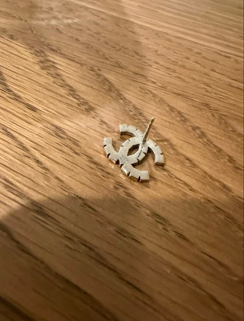 CHANELロゴピアス