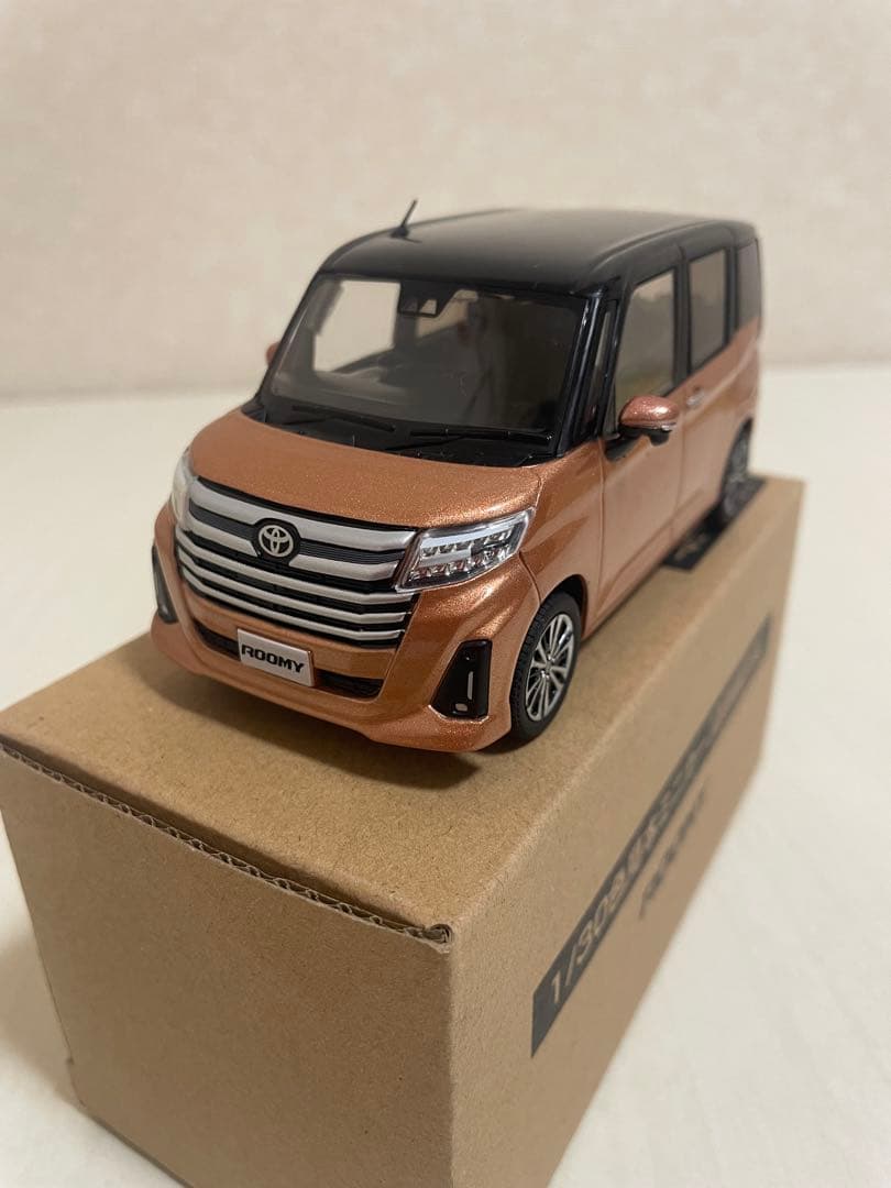 トヨタ ルーミー 1/30スケールミニカー オレンジ