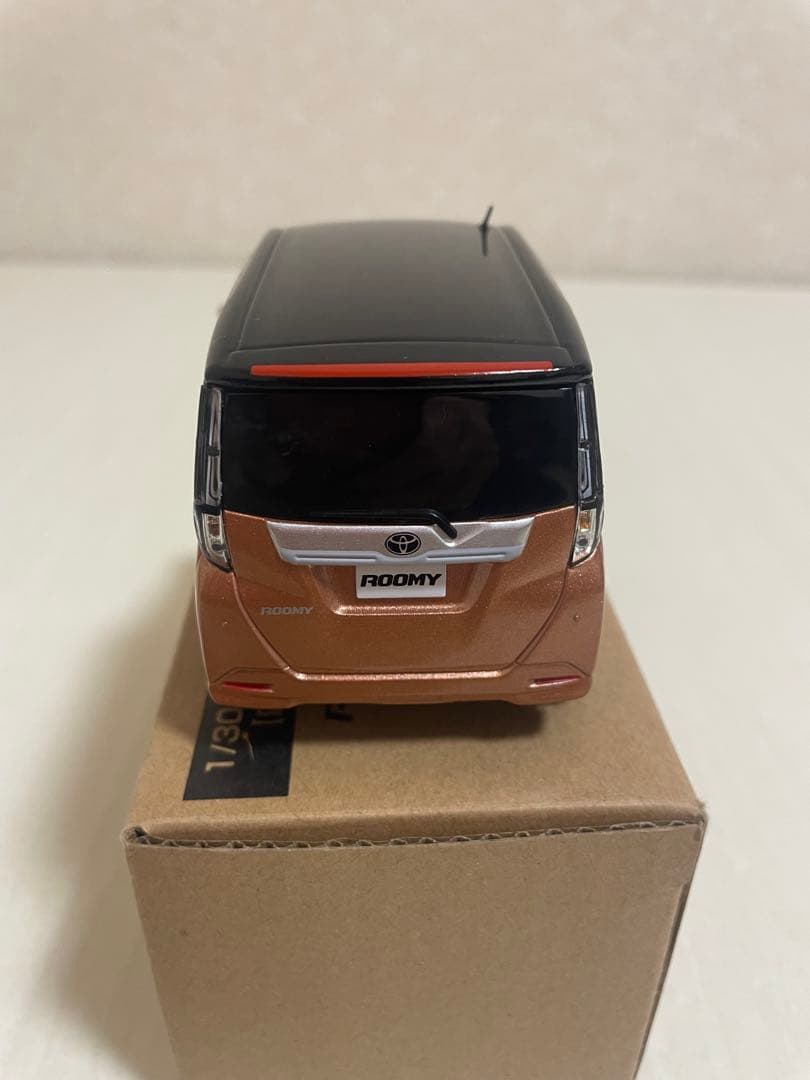 トヨタ ルーミー 1/30スケールミニカー オレンジ