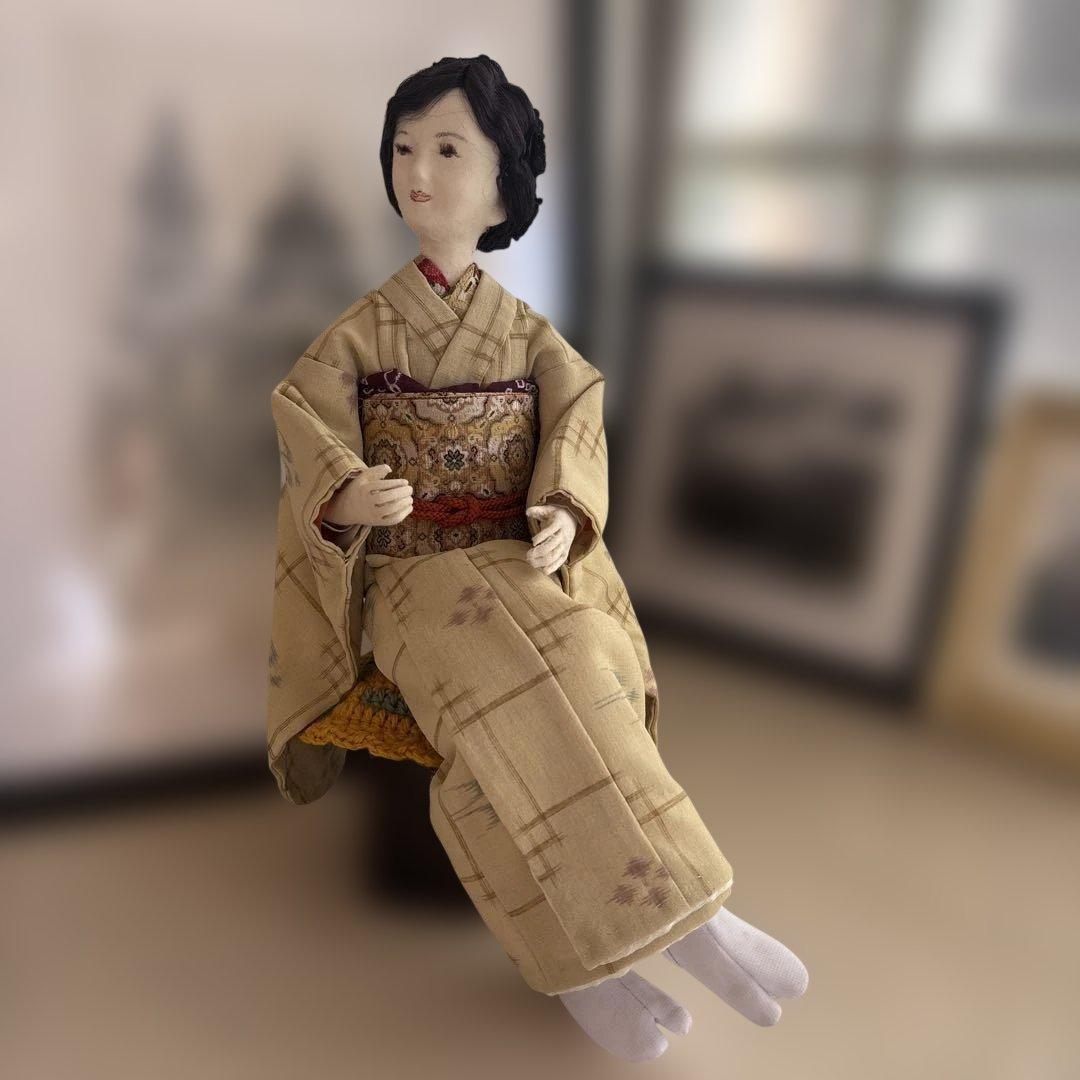 薄い黄色の着物の人形