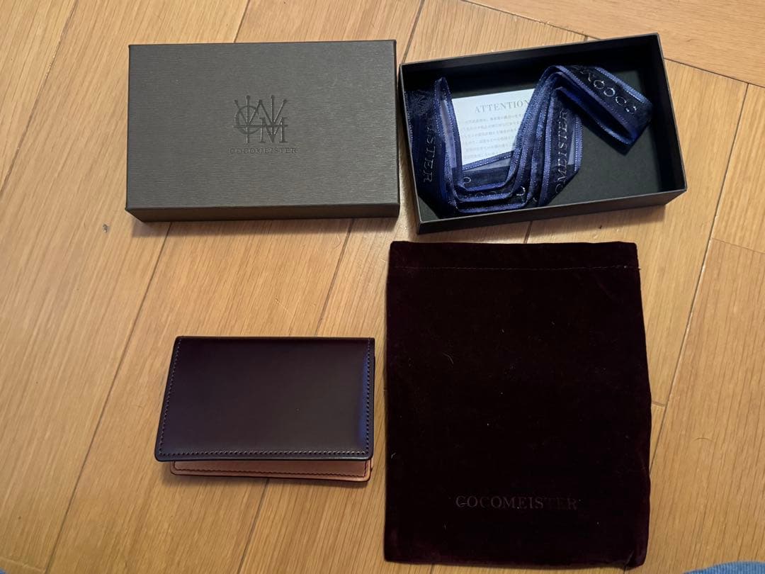 ココマイスターの名刺入れ。コードバンです。