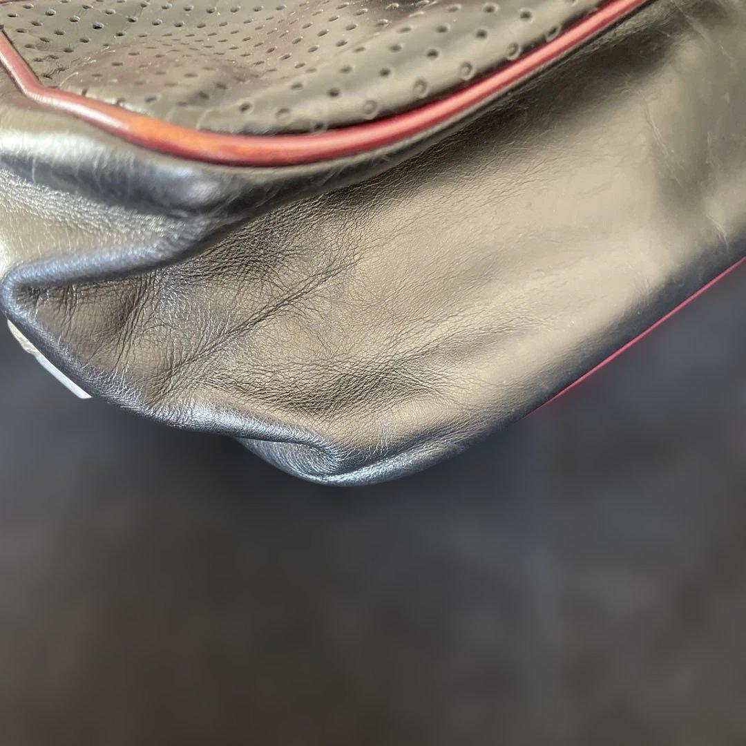 プラダ　黒と赤のパーフォレーションハンドバッグ