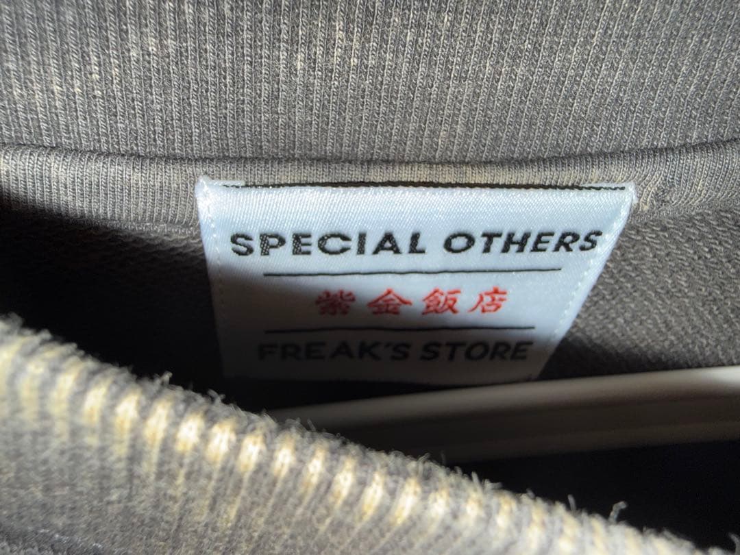 SPE 紫金飯店 FREAK'S 蓄光バックプリント クルーネックスウェット