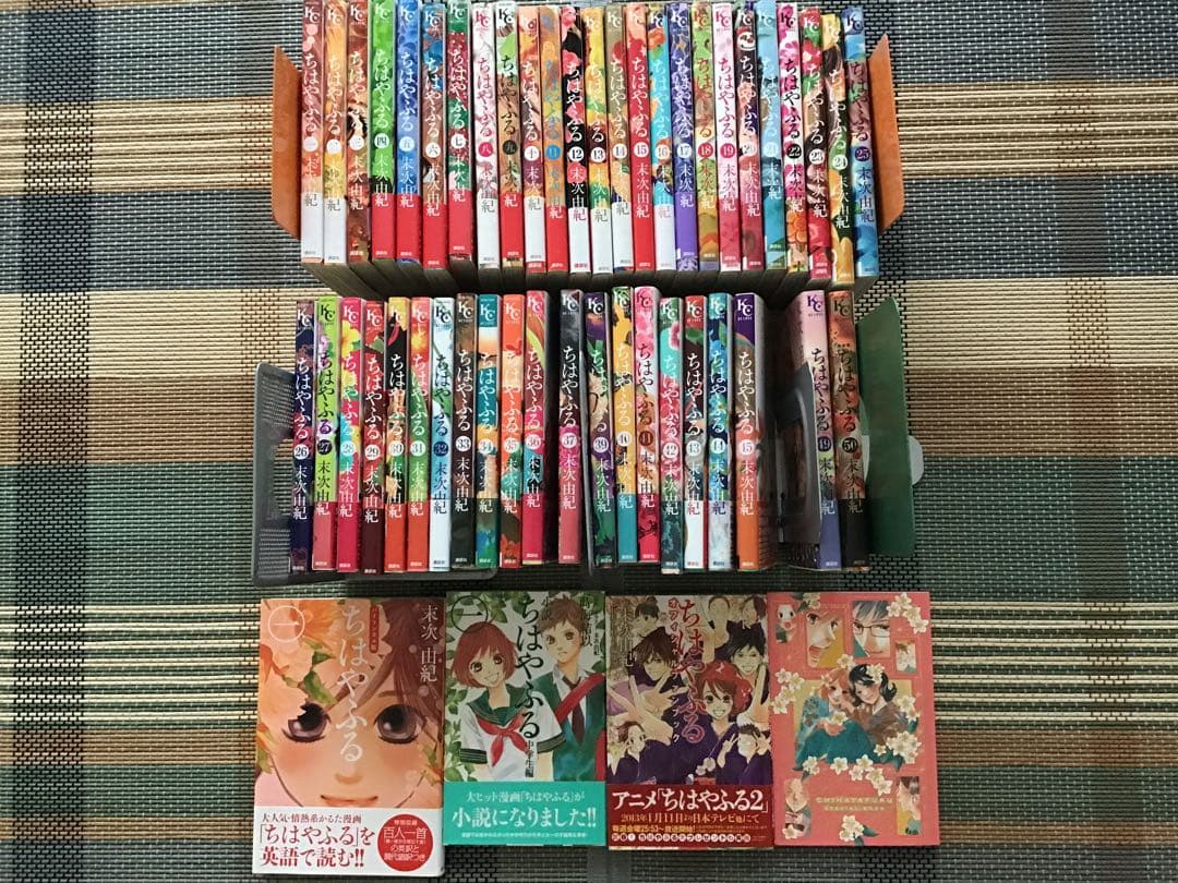 「ちはやふる」1から50巻（38、46、47、48巻欠品）バイリンガル版、小説他