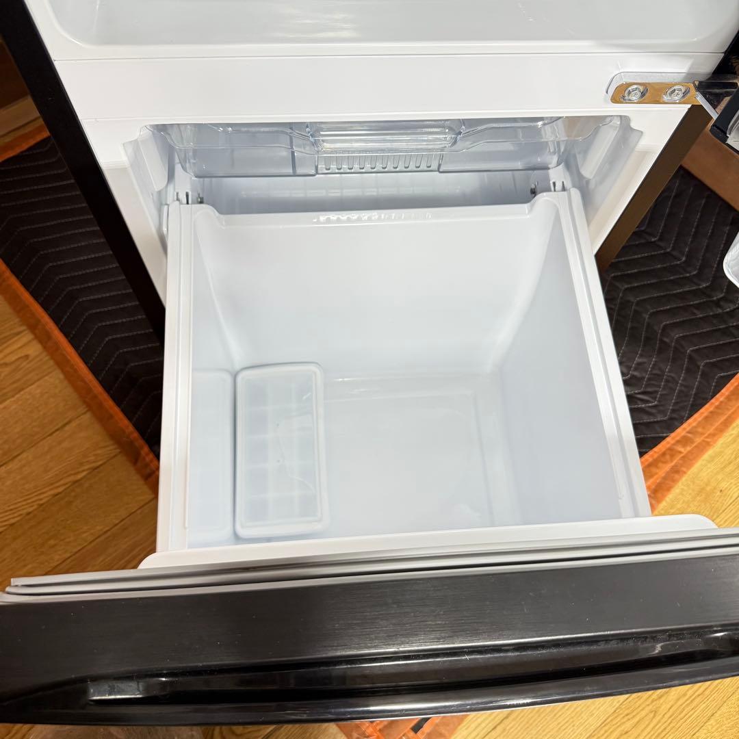 配送料込　冷蔵庫ブラック 154L Hisense 2ドア右開き